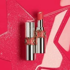 Yves Saint Laurent - Rouge Volupté Rock'n Shine - 8 Rock'N Red - Lipstick 18 Yves Saint Laurent - Rouge Volupté Rock'n Shine - 8 Rock'N Red - Lipstick -Essie winkel 550x247