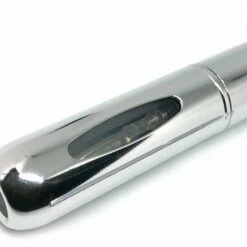 MaxedMore Navulbare Parfumverstuiver 5ml Zilver - 65 Keer Spraybare Parfum Verstuiver - Hervulbaar Tasverstuiver Voor Parfum - Meeneem Mini Geur Flesje Voor Op Reis - Lipstick Formaat Navulbaar Parfumflesje -Essie winkel 550x339 1