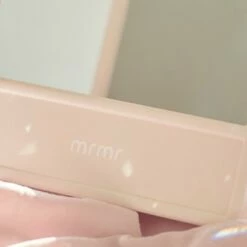 MRMR - The Non-reversing Mirror - Zonder Links & Rechts Gespiegeld - Make Up Spiegel 10 MRMR - The Non-reversing Mirror - Zonder Links & Rechts Gespiegeld - Make Up Spiegel -Essie winkel 550x347 1