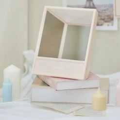 MRMR - The Non-reversing Mirror - Zonder Links & Rechts Gespiegeld - Make Up Spiegel 12 MRMR - The Non-reversing Mirror - Zonder Links & Rechts Gespiegeld - Make Up Spiegel -Essie winkel 550x347 2