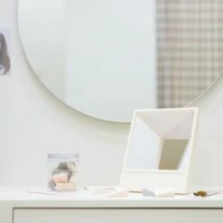 MRMR - The Non-reversing Mirror - Zonder Links & Rechts Gespiegeld - Make Up Spiegel 13 MRMR - The Non-reversing Mirror - Zonder Links & Rechts Gespiegeld - Make Up Spiegel -Essie winkel 550x347 3