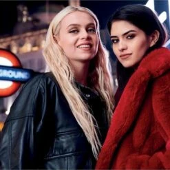 Rimmel London Lasting Finish Foundation - 203 True Beige -Essie winkel 550x367 2