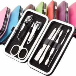 Merkloos Manicure Set - 7 Delig - Met Opbergdoos - Nagelverzorging Set - Nagelset - Nagelknipper - Nagelschaar - Nagelvijl - Bokkenpootje Nagels - Nagelriem Duwer - Pincet - Licht Roze -Essie winkel 550x430 3