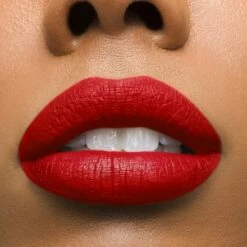 Maybelline Vivid Matte Liquid - 35 Rebel Red - Rood - Lippenstift -Essie winkel 550x440 1