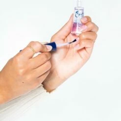 Herome Natural Nail Whitener Blue Glow - Accentueert De Natuurlijke Roze Kleur Van De Nagel - Maakt Nagelranden Witter - Camoufleert Verkleuringen - 10ml. -Essie winkel 550x474 1