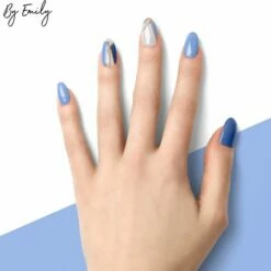 By Emily Nagel Wrap - Triangulated Blue | 14 Stickers Per Vel | Nail Wrap | Nail Art | Trendy | Design | Nagellakvrij | Eenvoudig | Nagel Art | Nagel Wrap | Nagel Stickers | Folie | Zelfklevend | Sjablonen -Essie winkel 550x537 4