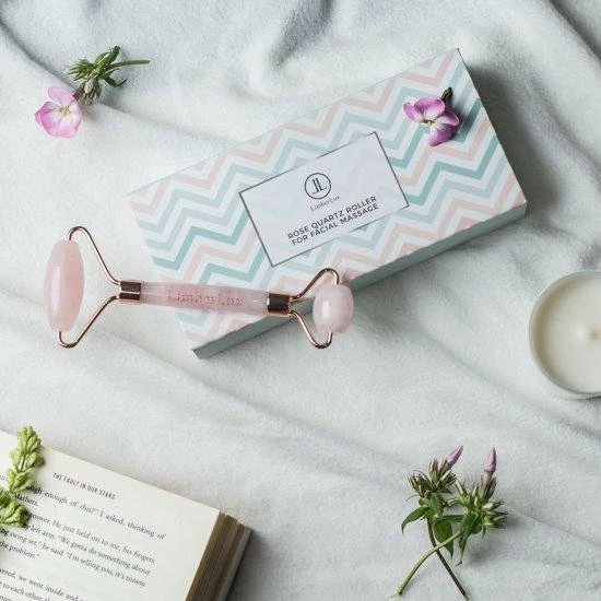 LimberLux Rose Quartz Roller - Inclusief Draagzakje En Skincare Samples - Gezichtsroller - Gezichtsmassage Face Roller - Jade Roller 6 LimberLux Rose Quartz Roller - Inclusief Draagzakje En Skincare Samples - Gezichtsroller - Gezichtsmassage Face Roller - Jade Roller - Afbeelding 6