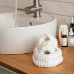 Skinchie Wasbandjes - Waterabsorberend - Skincare Haarband En Polsbandjes Set - Make Up Hoofdband - Microvezel - Wit -Essie winkel 550x550 132