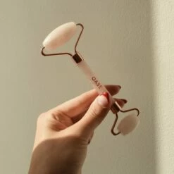 OASE Facial Set (Gua Sha Steen & Rozenkwarts Roller ) + GRATIS Tasje – 100% Natuurlijke Rozenkwarts – 2 Delige Set – Huidverzorging – Gezichtsmassage 13 OASE Facial Set (Gua Sha Steen & Rozenkwarts Roller ) + GRATIS Tasje – 100% Natuurlijke Rozenkwarts – 2 Delige Set – Huidverzorging – Gezichtsmassage -Essie winkel 550x550 245