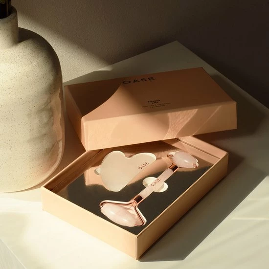 OASE Facial Set (Gua Sha Steen & Rozenkwarts Roller ) + GRATIS Tasje – 100% Natuurlijke Rozenkwarts – 2 Delige Set – Huidverzorging – Gezichtsmassage 7 OASE Facial Set (Gua Sha Steen & Rozenkwarts Roller ) + GRATIS Tasje – 100% Natuurlijke Rozenkwarts – 2 Delige Set – Huidverzorging – Gezichtsmassage - Afbeelding 7