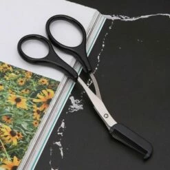 Merkloos Wenkbrauw Schaartje - Wenkbrauw Schaar - Multifunctioneel - Wenkbrauw Kam - Make-up - Zwart -Essie winkel 550x550 617