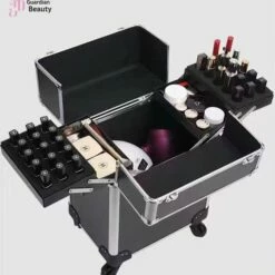 Guardian Beauty Kapper Koffer| Nagel | Visagist | Make-up | Cosmetica | Schminken | Trolley Stevig En Gemaakt Van Aluminium | 3 Delig | 8 Wielen | Bedekt Met Mooie Zilver Strips 9 Guardian Beauty Kapper Koffer| Nagel | Visagist | Make-up | Cosmetica | Schminken | Trolley Stevig En Gemaakt Van Aluminium | 3 Delig | 8 Wielen | Bedekt Met Mooie Zilver Strips -Essie winkel 550x569 3