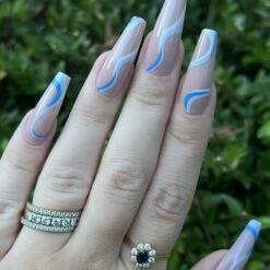 Merkloos Blauwe Lijn Nagels - Plaktabs - Plaknagels - Lange Lengte -Essie winkel 550x733 3