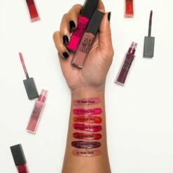 Maybelline Vivid Matte Liquid - 35 Rebel Red - Rood - Lippenstift -Essie winkel 550x824 1