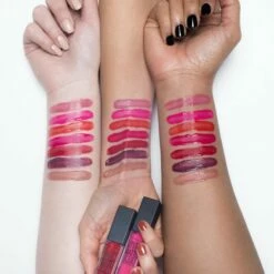 Maybelline Vivid Matte Liquid - 35 Rebel Red - Rood - Lippenstift -Essie winkel 550x824 2